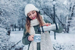 Врач рассказала, какой напиток идеально подойдёт для зимней прогулки