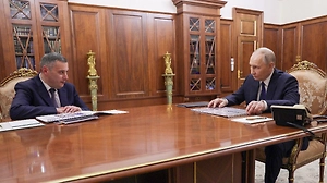 Путин находится в постоянном контакте с губернатором Курской области Хинштейном