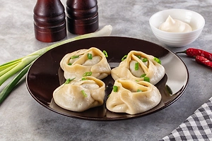 От чайханщиков Ташкента. Секрет тех самых сочных мантов: нарезка, много лука и особое тесто