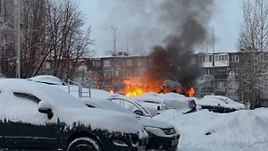 Газгольдер вспыхнул факелом во дворе жилого дома в Мурманске, жителей эвакуировали
