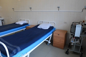 Врачи борются за жизнь пострадавшего при ударе БПЛА клиента автосервиса в Курске