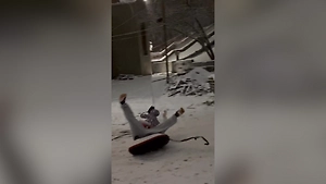 Мгновенная реакция: Россиянин, скатываясь с горки на большой скорости, спас сбитую им же девочку