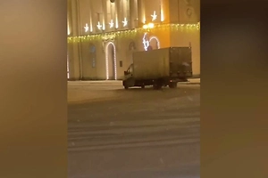 Лихач на «Газели» устроил дрифт-шоу вокруг новогодней ёлки в Пушкине