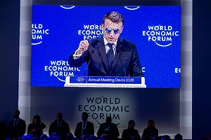 «Выглядит как кретин»: Во Франции жестко высмеяли «терминатора-Макрона» за выступление в очках