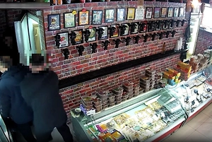 Пьяный москвич напал на бармена с ножом за отказ включить хит «Я русский»