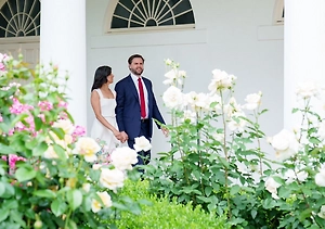 Вторая леди США Уша Вэнс сообщила о беременности четвёртым ребёнком