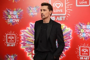 Билан ходит с охраной и проверяет здоровье журналистов перед концертами