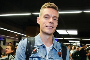 Залёг на дно в Брюгге: Юрий Дудь* без очереди пролез к кассе в супермаркете и попал на фото