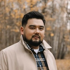 Если мы говорим об автомобилях «постарше», то и тут, в принципе, особая подготовка не нужна, за исключением одного. Когда вы припарковали автомобиль, желательно открыть двери и дать салону остыть, чтобы не образовывался конденсат, после чего закрыть автомобиль, снять аккумулятор, если есть такая возможность, и отнести домой. Если нет такой возможности, то аккумулятор надо просто отключить от авто, чтобы он не разряжался: открываем капот, закрываем автомобиль, потом отключаем аккумулятор и закрываем капот.