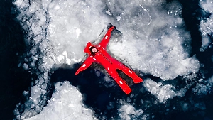 Минтуризма ужесточает проверки айс-флоатинга в Арктике после «утечки» туристов в море