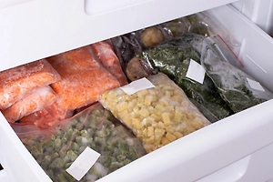 Не только цвет: Life.ru выяснил неочевидные признаки того, что продукт в морозилке испортился