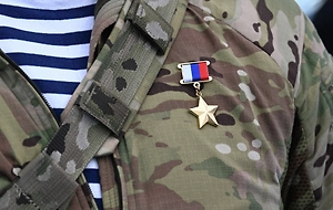 Стало известно, сколько военнослужащих получили звание Героя России в ходе СВО