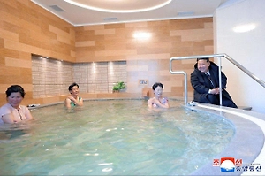 Ким Чен Ын в пуховике открыл общественную баню в КНДР