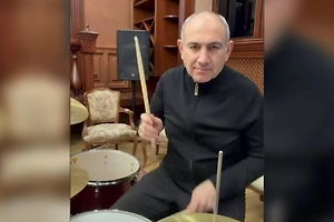 Слишком много желающих: Пашинян остановил приём заявок на дискотеку, где он сыграет на барабанах