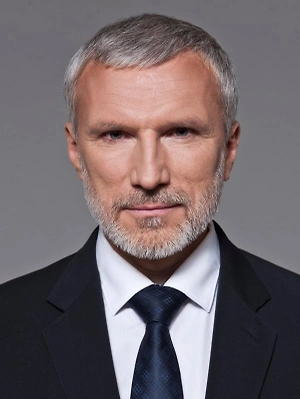 Трамп, как обычно, больше работает на публику, у которой, кстати, вопреки расхожему мнению, не слишком популярен, — внутри США рейтинг президента сейчас не превышает 38%. Нужно как-то привлекать на свою сторону массы, и для этого используется любой повод.