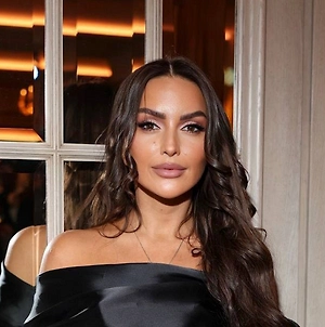 Отказ от пластика, удобство и узнаваемая ретро-эстетика сделали её актуальной снова. Современные версии выглядят аккуратнее и часто выполнены из качественного хлопка или прочных синтетических материалов.