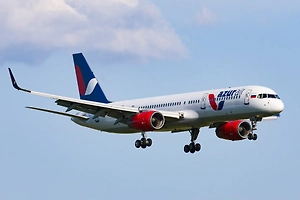 Предварительной причиной экстренной посадки Boeing Azur Air в Ханое назван отказ двигателя