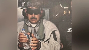 В очках и наушниках: Появилось первое фото захваченного Мадуро на борту корабля США