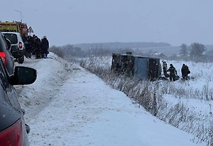 Переполненный автобус опрокинулся под Тулой из-за снегопада, пострадали 32 пассажира