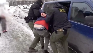 Ствол с глушителем и признание на камеру: ФСБ показала видео задержания киевского киллера в Петербурге