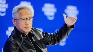 Миллиардер в простой куртке: Продавцы на рынке не узнали одного из главных богачей мира и получили от него подарки