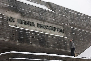 В Киеве демонтировали памятную надпись «Их подвиги будут жить вечно» у скульптуры «Родина-мать»