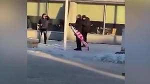 «Не смешно»: Мэр столицы Гренландии обиделась на немецкого комика за перформанс с флагом США