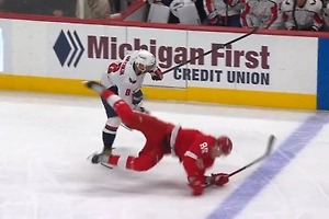 Овечкин дважды силовым приёмом свалил игроков «Детройта» в матче НХЛ