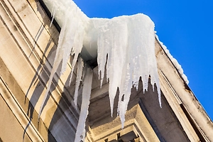 Жуткое видео с Украины: Гигантская сосулька упала ровно между двумя прохожими