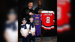 Овечкин и Леброн Джеймс обменялись джерси после матча в Вашингтоне