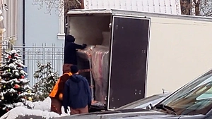 Долина заказала три грузовика, чтобы вывезти вещи, но всё равно не успела к 5 января