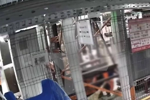 Рухнувший лифт придавил сотрудницу склада в Подмосковье — момент попал на видео