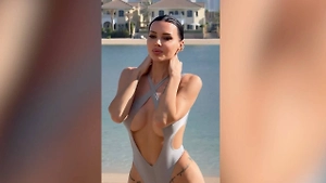 Оксана Самойлова снялась в провокационном купальнике с вырезами в Дубае