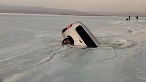 Три машины с рыбаками провалились под лёд в Приморье