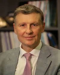 Сон нужно нормализовать тогда, когда он нарушен. Для того чтобы возобновить нормальный режим сна уже после январских праздников, достаточно начать его соблюдать. Если во время праздников и выходных дней он сбивается, ничего в этом страшного нет. Как только мы возвращаем режим у здорового человека, он должен в него попасть. Обычно это не случается моментально, за один день. Требуется, например, два дня на переход от беспорядочного сна в праздники к регулярному рабочему сну.