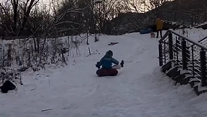 Новогоднее катание на «ватрушке» обернулось для москвички встречей с деревом и сломанным позвонком