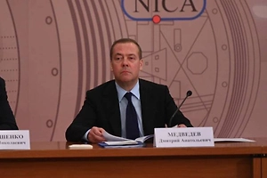 Медведев назвал не совсем адекватным использование флага РФ танкером «Маринера»