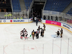 Первый матч на олимпийской хоккейной арене в Милане прервали из-за дыры во льду