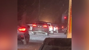 Попавшая в ДТП фура перекрыла М-11, сотни машин застряли в 20-километровой пробке