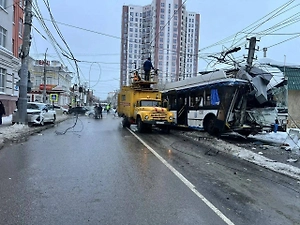 Число пострадавших в ДТП с переполненным троллейбусом в Энгельсе увеличилось до 9