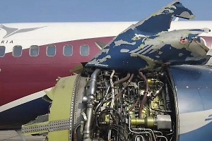 Пассажиры сняли на видео взорвавшийся двигатель самолёта во время полёта