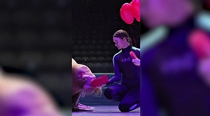 Моржиха Лора получила от ластоногого ухажёра на 14 февраля сердце из икры