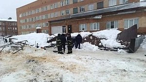 При обрушении козырька больницы в Котовске погиб слесарь, он пришёл на работу в выходной