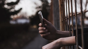 Суд дал по 15 суток трём мужчинам, повесившим замок на вход в здание Роскомнадзора