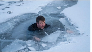 Киевлянин решил по Днепру убежать от ТЦК и провалился под лёд