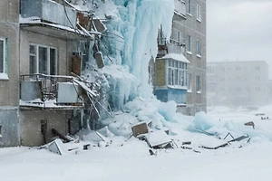 В Мордовии ледяная глыба снесла балкон дома