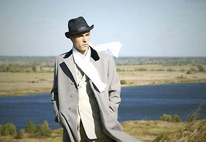 «Московский озорной гуляка», хотя, опять же, мы в это не впадаем, это всё-таки сильно раздутый медийный образ, приукрашенный поп-культурный шаблон, с которым мы в прошедшем году боролись. Есенин разный, глубокий, интересный, многогранный человек. В своё время он сказал отцу: «Меня поймут через сто лет». И это пророчество мы тоже видим. В разные десятилетия интерес к Есенину то вспыхивал, то немножечко угасал.