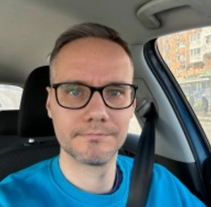 Если речь идёт о придомовой территории многоквартирного дома, таким лицом, как правило, выступает управляющая компания. Если же это территория общего пользования, ответственность несёт её балансодержатель — муниципалитет либо специализированная организация, которой переданы обязанности по содержанию участка.