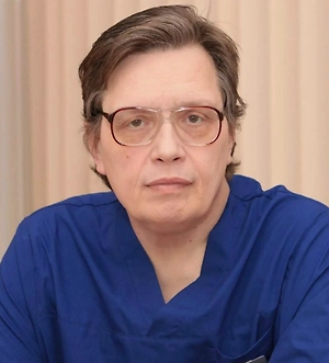 Анекдот есть в медицинской среде: «Знаете, — говорит доктор, — у меня грипп, свиной грипп». — «А как вы поняли?» — «А только свинья в два часа ночи вызывает на температуру 37,5». Это вечная проблема определения выезда скорой помощи. Сейчас температуру и всякую ерунду стали отдавать на неотложку, а не на скорую. 