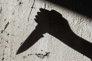 18-летняя жена ударила супруга ножом в пах во время ссоры и сбежала